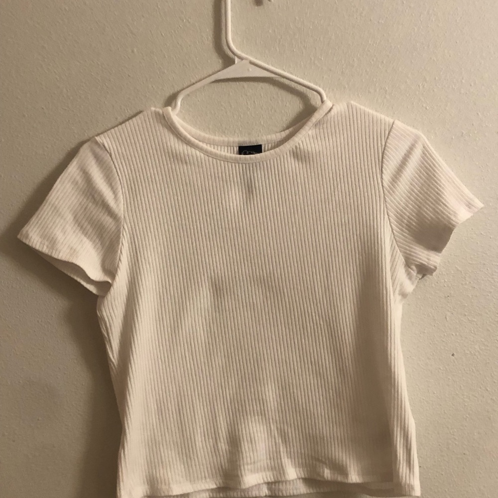 White ribbed tee